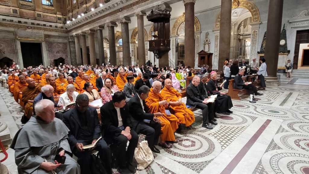Una delegación de monjes budistas de Tailandia visita Sant’Egidio siguiendo la estela de la paz